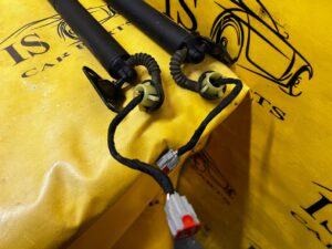 KOMPLET SIŁOWNIKI ELEKTRYCZNE KLAPY TYŁ BAGAŻNIKA FORD EXPLORER MK6