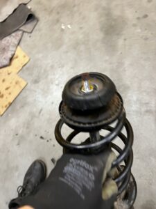 NOGA AMORTYZATOR ZWROTNICA PRZÓD PRAWY DACIA JOGGER 2022R 1.0 TCE