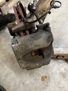 ZWROTNICA TARCZA ZACISK WAHACZ PRZÓD LEWY MERCEDES GLS X166 450 3.0 B V6