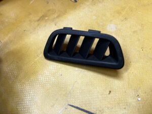 KRATKA ZAŚLEPKA MASKOWNICA DESKI PRAWA RENAULT MEGANE IV