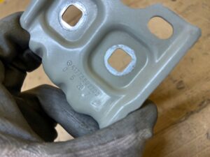 MOCOWANIE WSPORNIK BŁOTNIKA PRZÓD PRAWY MERCEDES A W177 BIAŁA PERŁA