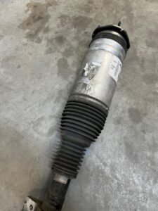 AMORTYZATOR MIECH LEWY PRZÓD LR L462 DISCOVERY V