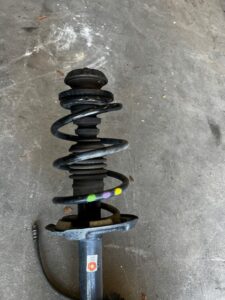 NOGA ZWROTNICA AMORTYZATOR MCPHERSON PRZÓD PRAWY DACIA SANDERO III 1.0 SCE