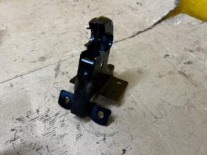 UCHWYT MOCOWANIE OPARCIA FOTELA KANAPY TYŁ ŚRODKOWY PRAWY PORSCHE MACAN 95B