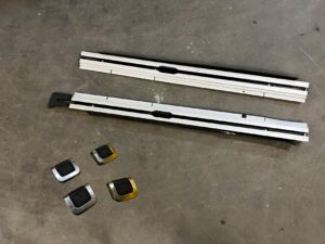 KOMPLET SZYNY PROWADNICE PODŁOGI BAGAŻNIKA PEUGEOT 508 I KOMBI SW