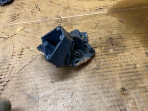 WSPORNIK SŁUPKA A PRZÓD PRAWY FORD BRONCO 21- AZURE GREY PEARL