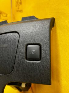 OSŁONA DEKOR SCHOWEK DESKI KONSOLI LEWA PRZYCISK BAGAŻNIKA FORD MUSTANG VI