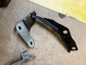 KOMPLET ZAWIASY MASKI POKRYWY SILNIKA FORD EXPLORER VI CARBONIZED GRAY