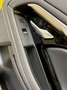 BOCZEK DRZWI PRAWY TYŁ RANGE ROVER EVOQUE II L551