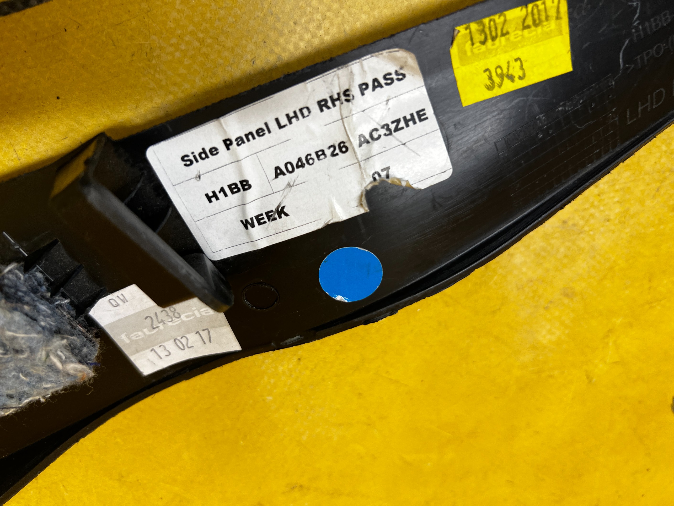 OSŁONA LISTWA TUNELU ŚRODKOWEGO PRAWA FORD FIESTA MK8 EU