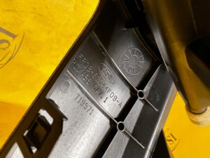 OSŁONA DEKOR SCHOWEK DESKI KONSOLI LEWA PRZYCISK BAGAŻNIKA FORD MUSTANG VI