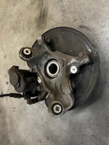 ZWROTNICA ZAWIESZENIE ZACISK TYŁ PRAWY MERCEDES C-KLASA W206 2WD RWD