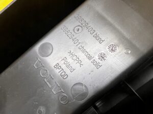 PÓŁKA SCHOWEK FOTELA KANAPY TYŁ 3 RZĄD VOLVO XC90 II