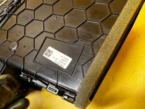 KRATKA NAWIEWU LEWA DESKI KONSOLI LAND ROVER DISCOVERY 5 V L462 LHD