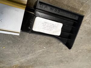 KOMPLET SZYNY PROWADNICE PODŁOGI BAGAŻNIKA PEUGEOT 508 I KOMBI SW