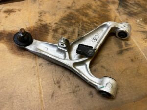 NOWY WAHACZ TYLNY TYŁ LEWY INFINITI Q50