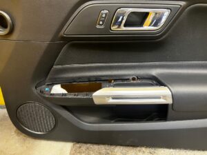 BOCZEK TAPICERKA DRZWI PRAWY PRZÓD FORD MUSTANG VI 2017R USA