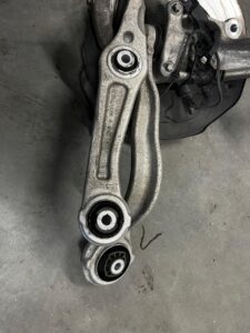 ZWROTNICA ZAWIESZENIE PRZÓD LEWY LEWA MERCEDES C-KLASA W206 2WD RWD