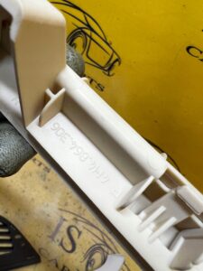 PROWADNICA ROLETY BAGAŻNIKA PRAWA AUDI A8 D4 LONG