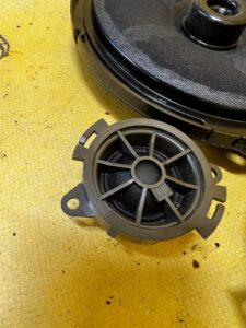 ZESTAW NAGŁOŚNIENIE GŁOŚNIKI WZMACNIACZ SUBWOOFER JBL PEUGEOT 508 I LIFT