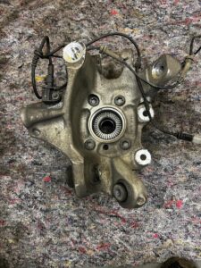 ZWROTNICA PIASTA TYŁ LEWY BMW M5 F90 4.4 V8