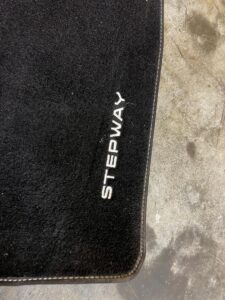 KOMPLET DYWANIKI WYCIERACZKI WELUROWE ORYGINALNE DACIA SANDERO III STEPWAY