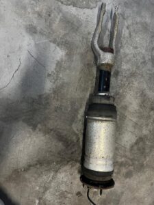 AMORTYZATOR PNEUMATYCZNY PRZÓD PRAWY RANGE ROVER VELAR L560 2.0D