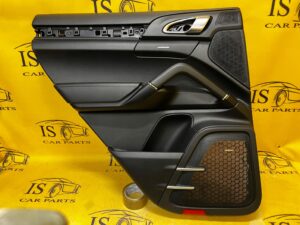 BOCZEK TAPICERKA DRZWI LEWY TYŁ PORSCHE CAYENNE 7P5 LIFT