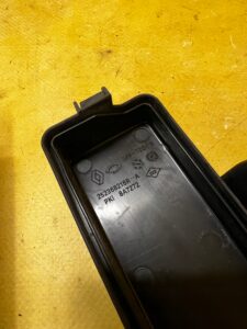 KOMPLET SKRZYNKA BEZPIECZNIKÓW PRZEKAŹNIKÓW RENAULT KOLEOS II 2.0 DCI