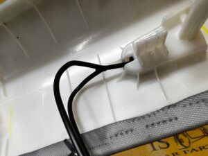 OSŁONA POSZYCIE SŁUPKA A PRZÓD PRAWY PRAWE TESLA MODEL 3 PRZEDLIFT