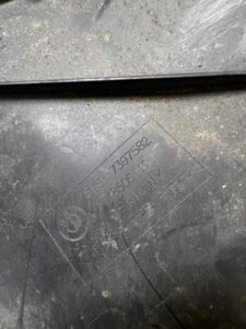 OSŁONA ZAŚLEPKA PLASTIK PODWOZIA ZBIORNIKA PRAWA BMW 5 G30