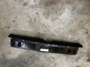 LISTWA OSŁONA BAGAŻNIKA PASA TYŁ TYLNEGO VOLKSWAGEN GOLF VIII HB