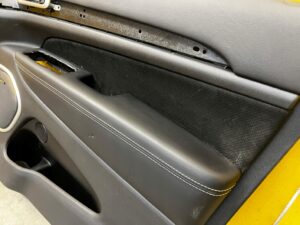 TAPICERKA BOCZEK DRZWI PRZÓD PRAWY JEEP GRAND CHEROKEE WK2 HARMAN/HARDON