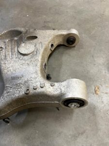 WAHACZ TYŁ TYLNY LEWY RANGE ROVER EVOQUE II L551