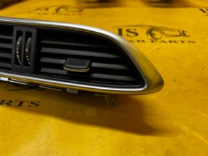 KRATKA NAWIEWU ŚRODKOWA DESKI INFINITI Q30 EUROPA