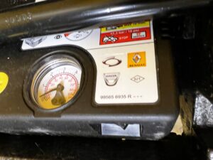 SKRZYNKA NARZĘDZIOWA WKŁAD KOŁA ZAPASOWEGO HAK KOMPRESOR RENAULT ZOE I Z.E.