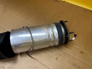 AMORTYZATOR PNEUMATYCZNY PRZÓD PRAWY LAND ROVER DEFENDER II L663