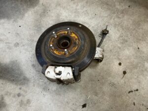 ZWROTNICA TARCZA ZACISK PIASTA TYŁ LEWY CHEVROLET CORVETTE C5 97-04