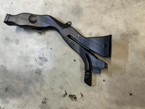 KANAŁ TUNEL NAWIEWU POWIETRZA DACHU TYŁ LEWY MERCEDES GLS X166