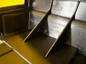 KOMPLET SKRZYNKA BEZPIECZNIKÓW PRZEKAŹNIKÓW RENAULT KOLEOS II 2.0 DCI