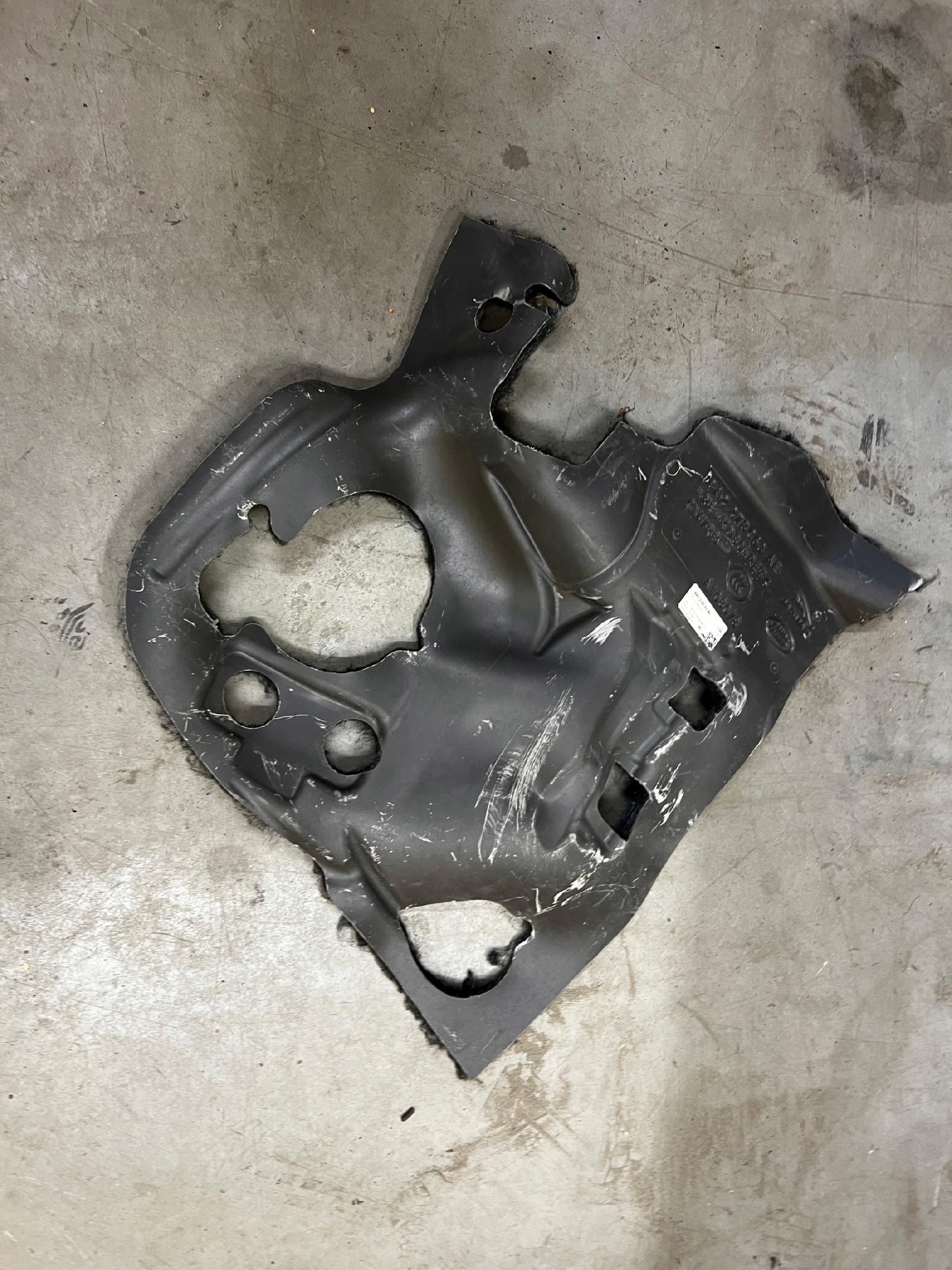 WYGŁUSZENIE BAGAŻNIKA RANGE ROVER VELAR L560