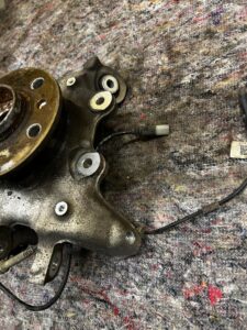 ZWROTNICA PIASTA TYŁ LEWY BMW M5 F90 4.4 V8