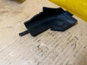 OSŁONA OBUDOWA PODSZYBIA SŁUPKA A PRZÓD LEWA PORSCHE PANAMERA 970 I LIFT