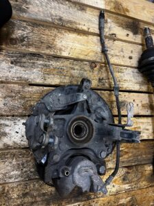 PIASTA ZWROTNICA TARCZA PRZÓD LEWY CITROEN C4 PICASSO II PEUGEOT 308 II