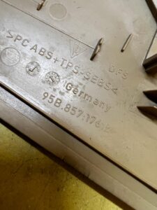 OSŁONA ZAŚLEPKA DESKI KONSOLI PRAWA PORSCHE MACAN 95B