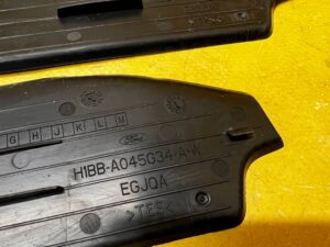 MATA GUMA WKŁADKA SCHOWKA KONSOLI ŚRODKOWEJ FORD FIESTA MK8