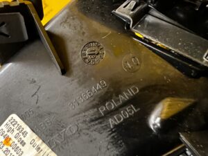 KRATKA NAWIEWU DESKI KONSOLI ZEWNĘTRZNA LEWA POŁYSK LED VOLVO XC90 II