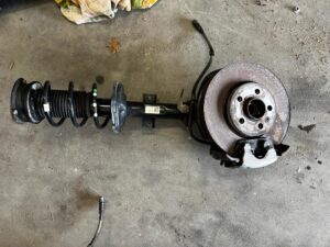 ZWROTNICA AMORTYZATOR MCPHERSON SPRĘŻYNA LEWA SKODA SCALA 1.0 TSI