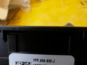 PRZYCISK PRZEŁĄCZNIK OTWIERANIA KLAPY TYŁ BAGAŻNIKA PORSCHE MACAN 95B