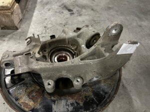 ZWROTNICA PIASTA TYŁ LEWY PORSCHE CAYENNE II 7P5 S LIFT 4.2D